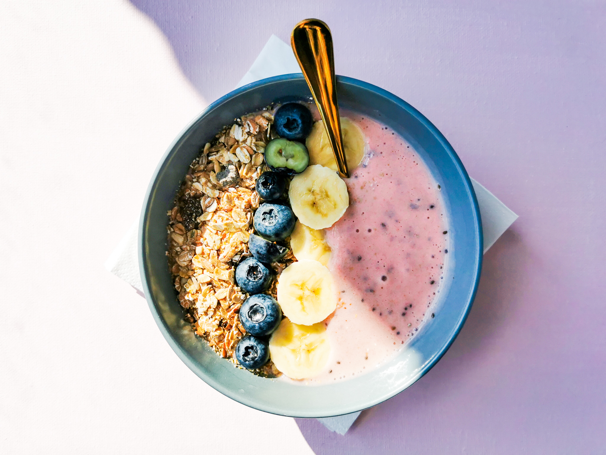 Ontbijtbowl Met Aardbei En Muesli Recept Peanuts Nutmeg