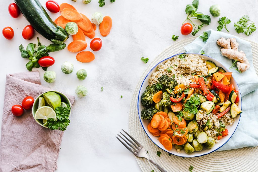 Foto van een salade gemaakt met restjes groenten en quinoa.