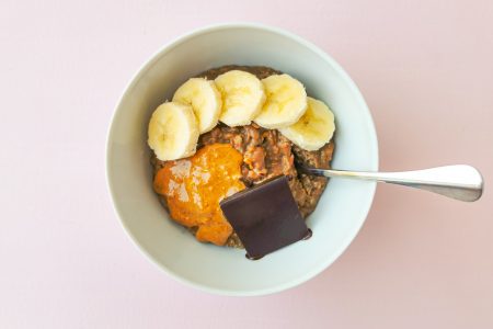 Foto van de havermoutpap met chocolade van Peanuts & Nutmeg.