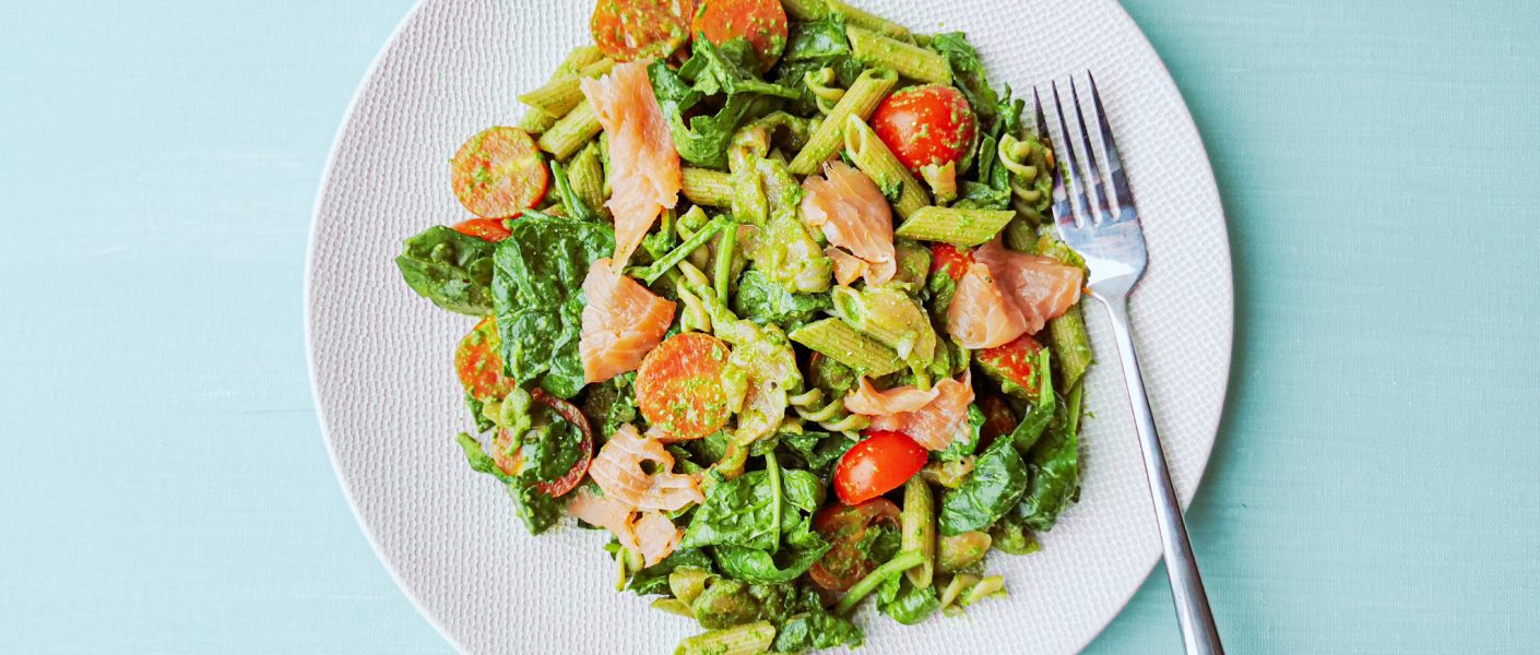 Foto van de pasta met spinaziepesto en zalm van Peanuts & Nutmeg.