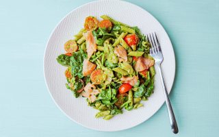 Foto van de pasta met spinaziepesto en zalm van Peanuts & Nutmeg.