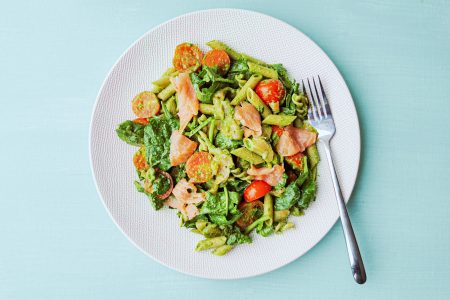 Foto van de pasta met spinaziepesto en zalm van Peanuts & Nutmeg.