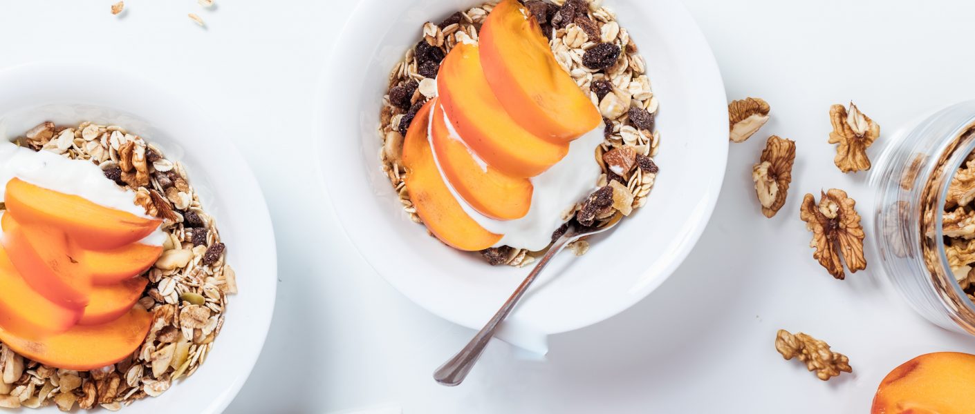 Foto van kommetjes met yoghurt, muesli en fruit van Peanuts & Nutmeg.