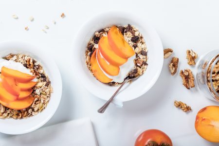 Foto van kommetjes met yoghurt, muesli en fruit van Peanuts & Nutmeg.