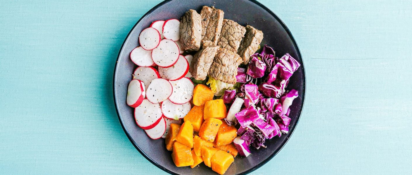 Foto van de salade met runderreepjes van Peanuts & Nutmeg.