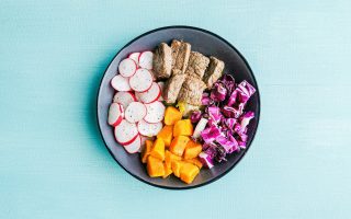 Foto van de salade met runderreepjes van Peanuts & Nutmeg.