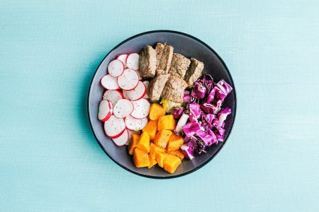 Foto van de salade met runderreepjes van Peanuts & Nutmeg.