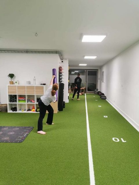 Foto van mensen die trainen in de studio van PT Jolan.