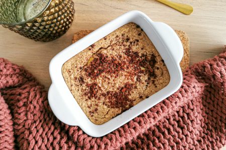 Foto van de havermoutcake met pudding van Peanuts & Nutmeg.