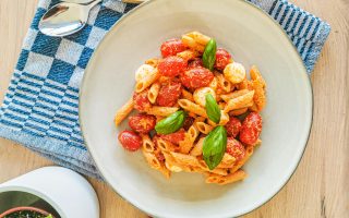 Foto van de pasta met mozzarella en hummus van Peanuts & Nutmeg.