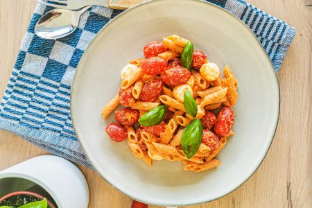 Foto van de pasta met mozzarella en hummus van Peanuts & Nutmeg.