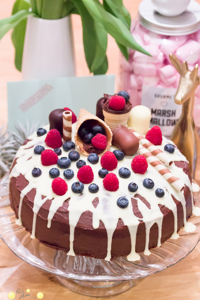 Tripping Cake mit Schokoladenganache, Himbeeren und süßer Waffeldekoratein