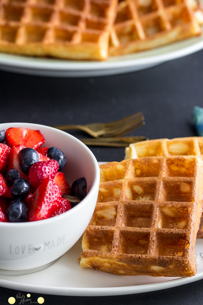 Waffelliebe - Dinkelwaffeln mit Erdbeersalat und Schokoladensoße Rezept — Pearl's Harbor Kreativblog