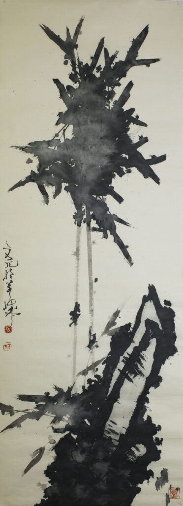 1981年的杰作《竹石》（200 x 55 cm）证明李方元大师所画的植物不需要色彩就能传达出朝气蓬勃