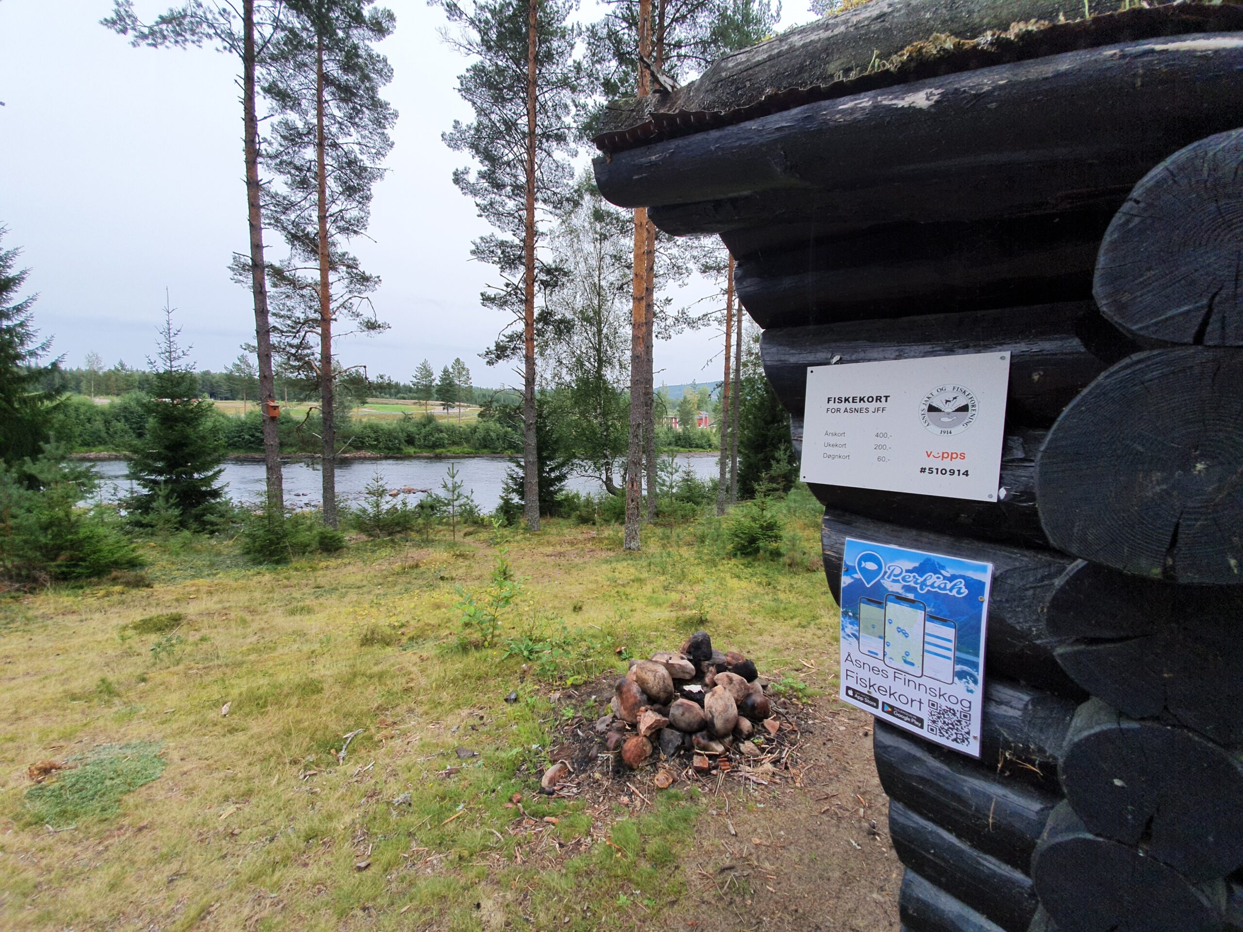 Flisaelva gapahuk med bålplass. Ørret og harr -fiske