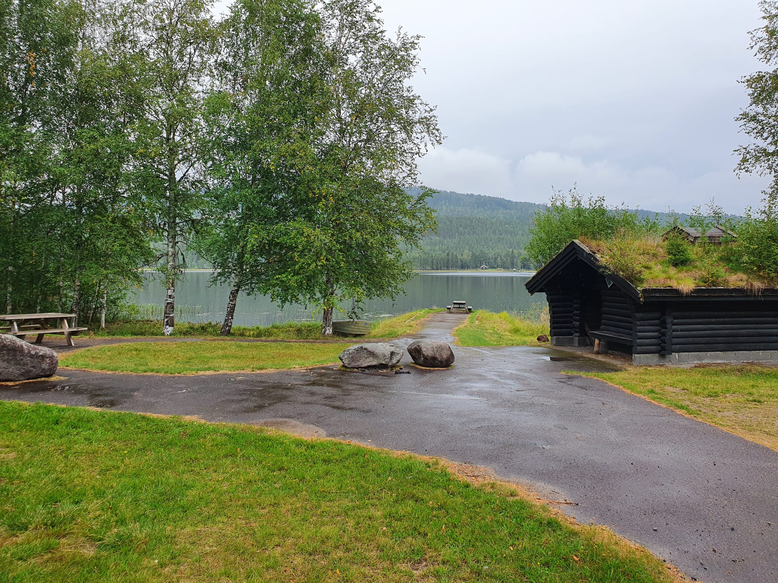 Fin hvilekoie, gapahuk og utedo ved Rogsjøen i Åsnes.