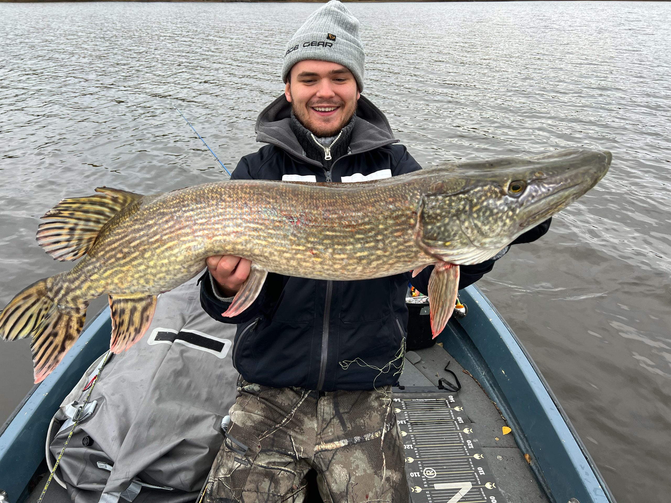 tips for gjeddefiske Patryk med svær gjedde. Perfish fiskekort Fiskemuligheter i Norge