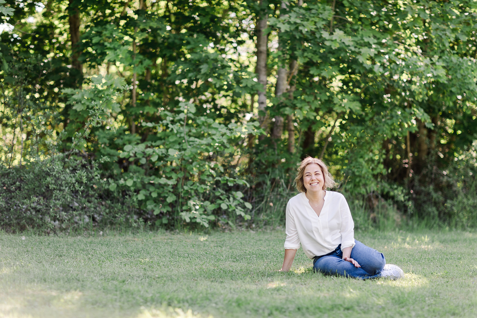 Health & wellbeing coach, Cecilia, from Urban Paleo relaxing outdoors