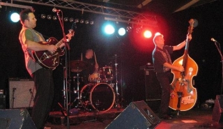 Darrell Higham on stage