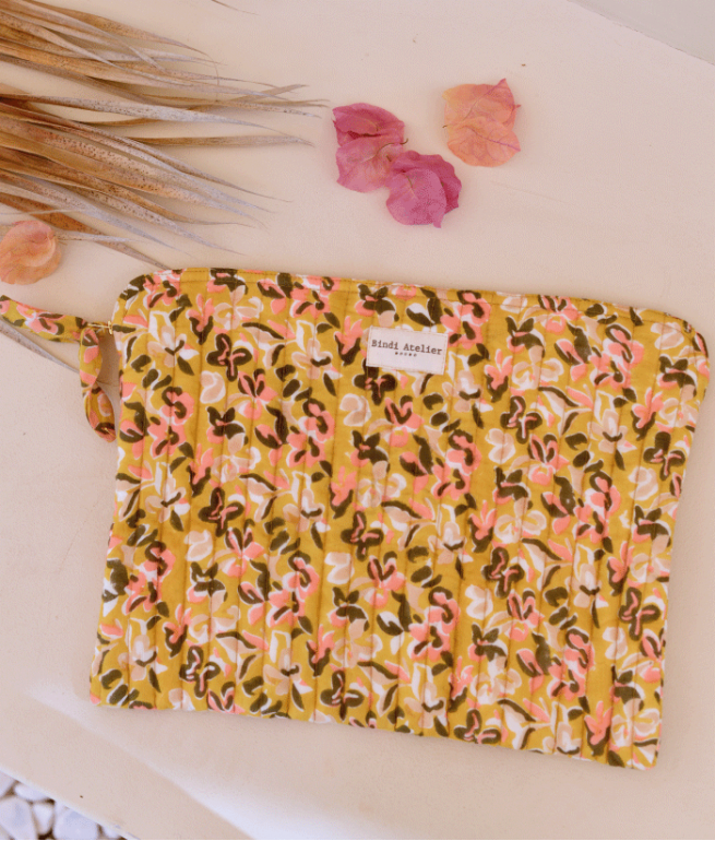 Quiltet laptop cover med blomster