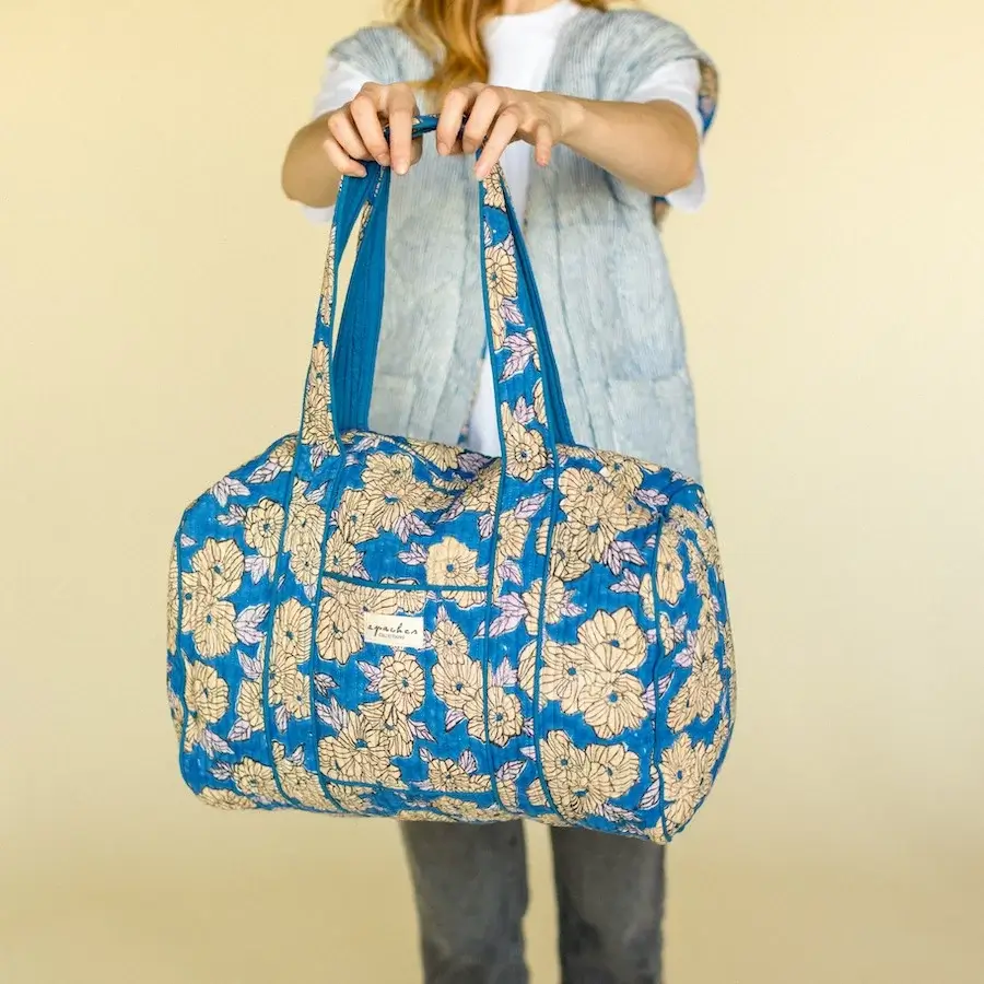 blå taske med blomster