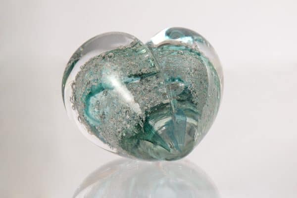Turkos glasskulptur hjärta