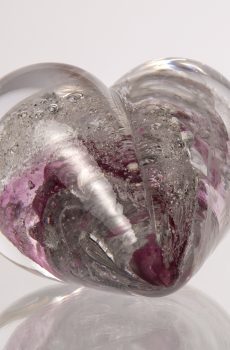 Hjärtformat konstglas med rosa färger