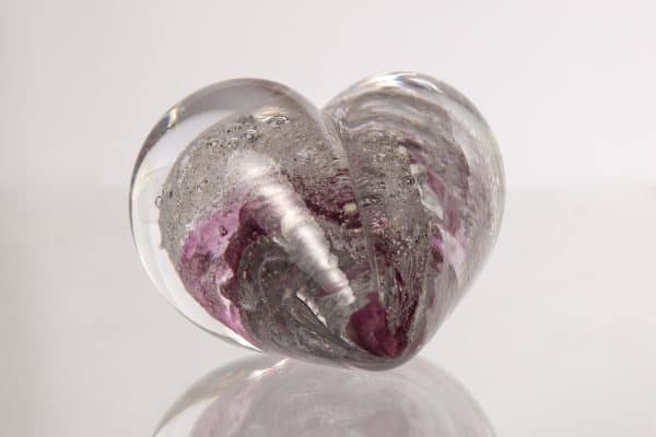 Hjärtformat konstglas med rosa färger