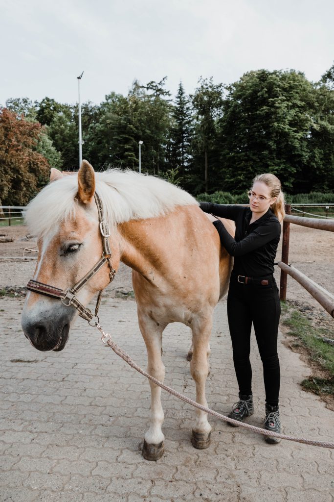 Pferdephysiotherapeutin Sina Sievers