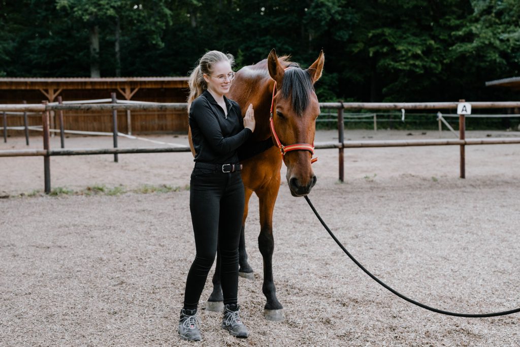 Pferdephysiotherapeutin Sina Sievers bei der Behandlung eines Pferdes