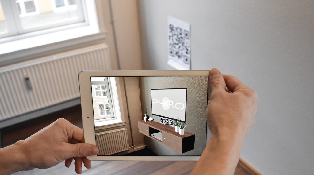 Augmented reality viser et TV-møbel på væggen via en tablet