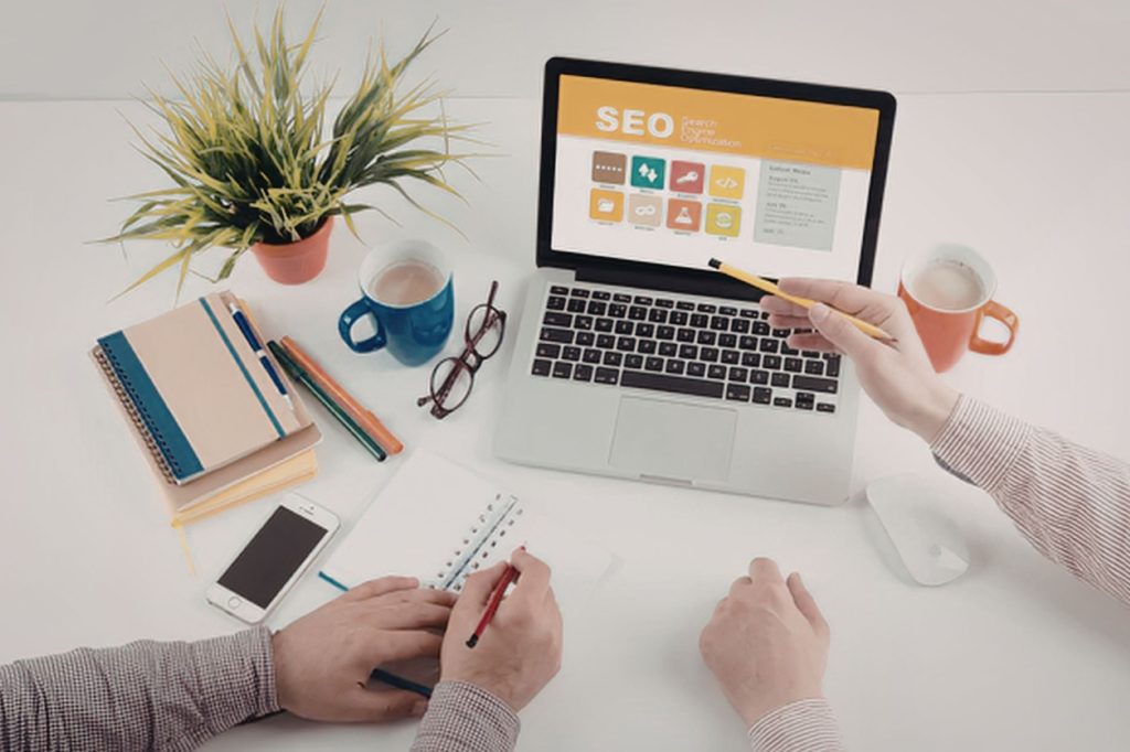 Un KPI SEO ou indicateur clé de performance est une métrique utilisée pour évaluer l'efficacité d'une stratégie de référencement naturel.