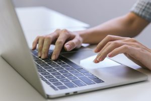 L’AI Overview est une fonctionnalité de recherche de Google. Il utilise l’intelligence artificielle pour produire une synthèse de réponse directement dans les résultats de recherche.