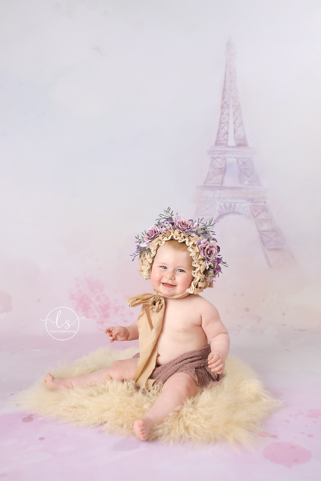 photo bébé bonnet fleurs Belgique tour Eiffel 