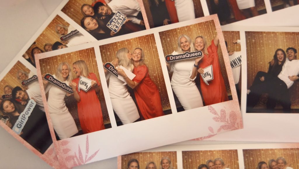 Photo Booth Leje | Kvalitets Selfie Maskine | Book Straks Her →