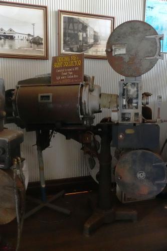 projector 1933  Eerste film geprojecteerd met geluid