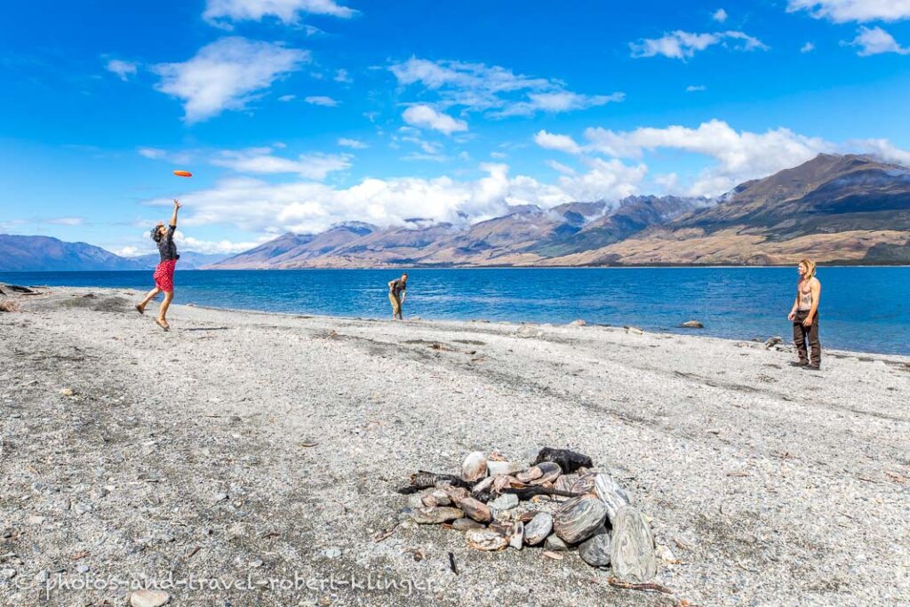 Young travellers on the beach of Lake Wanaka