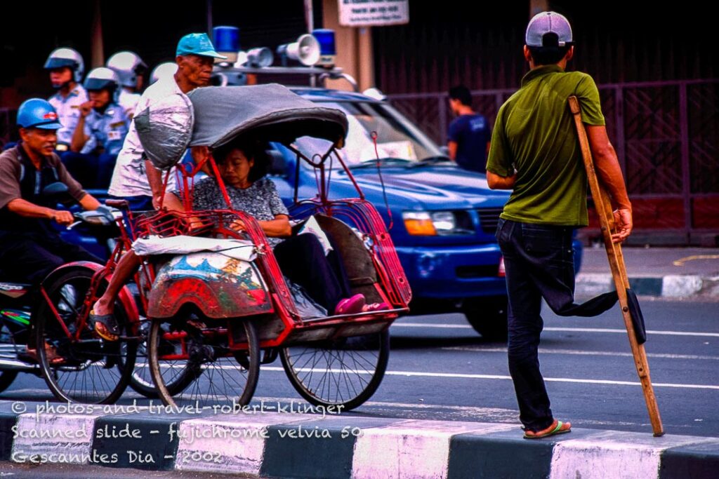 A rickshaw, taxi and the police in Yogjakarta