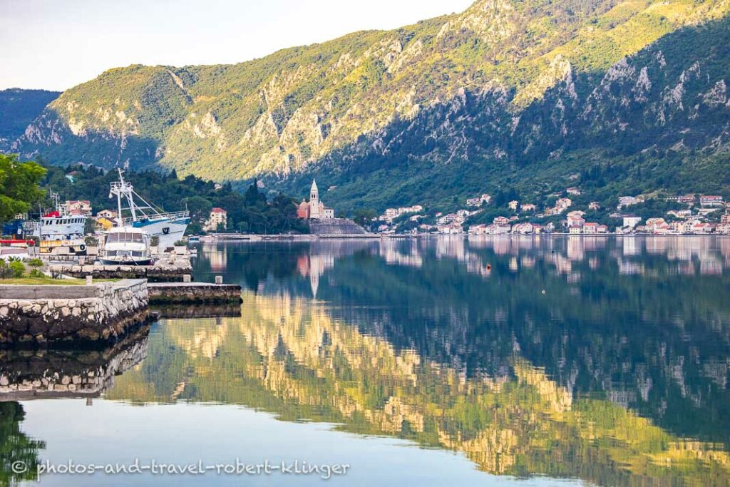 Ships and houses at and in the bay of Kotor