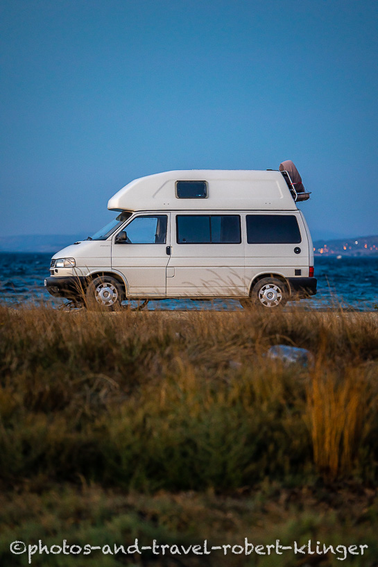 A T4 california syncro VW van is being parked at the turkis west coast
