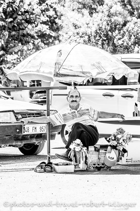 Black and white photo of a man on a market in Turkey