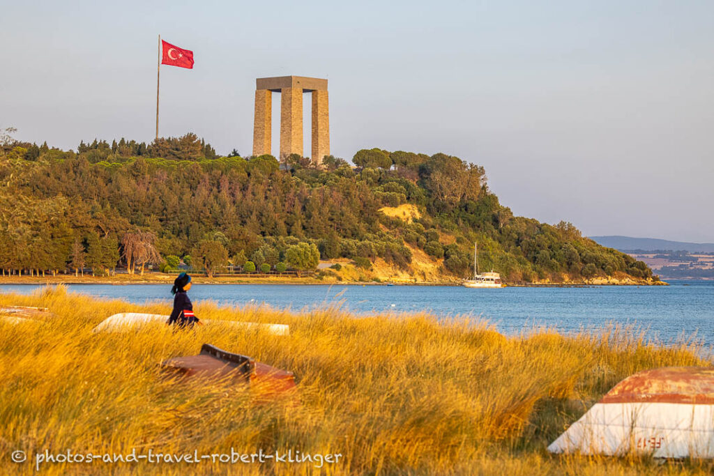 A muslim woman on the way to the beach at the Çanakkale Martyrs' Memorial