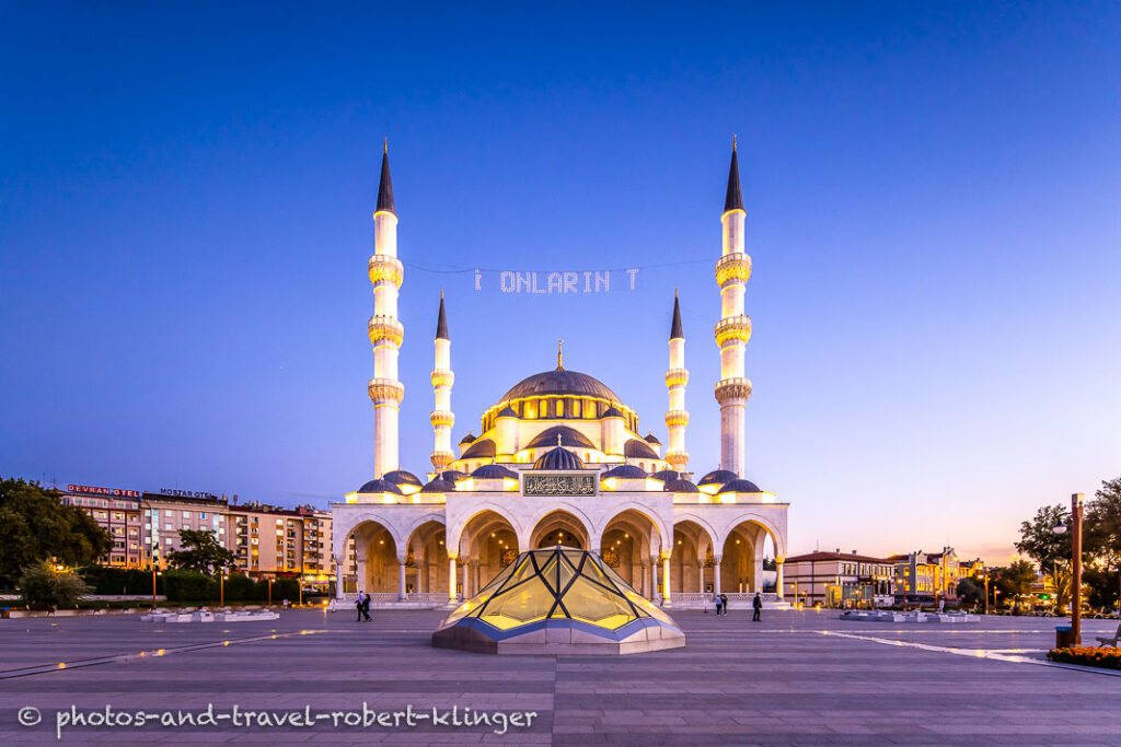 The mosque Ulus İtfaiye Meydanı Camisi in Ankara