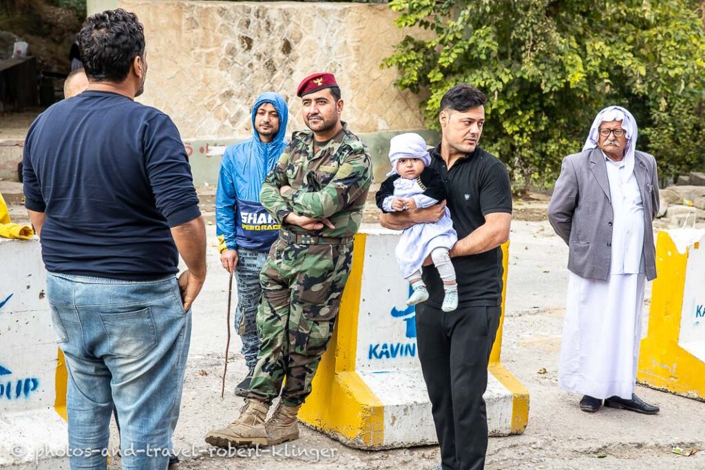 Iraqi people talking with a peschmerge