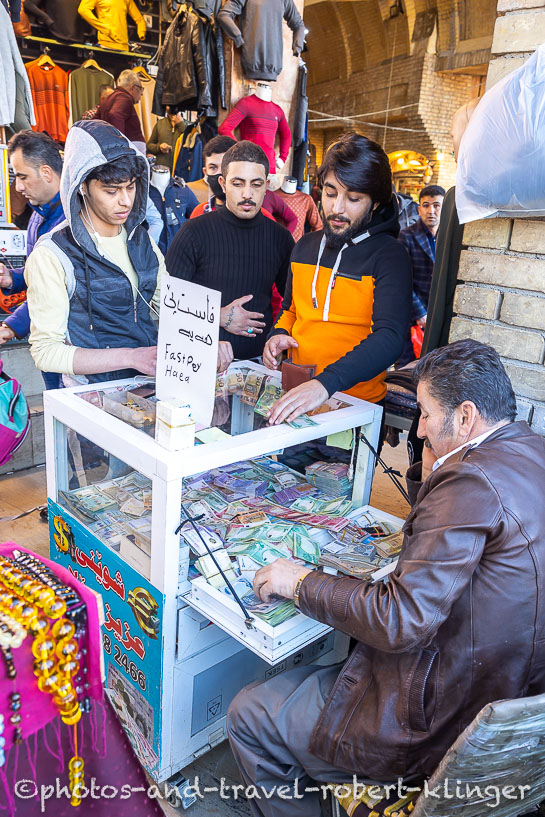 A money changer in Qaysari Bazar in Erbil