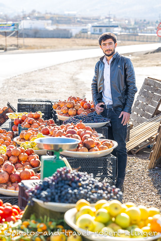 A kurdish man selling fruits along the road at Lake Dukan