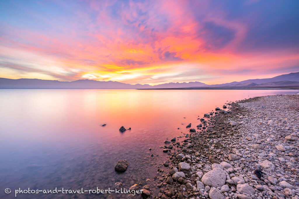 Long-exposure photo of a sunrise at Lake Dukan in Iraq