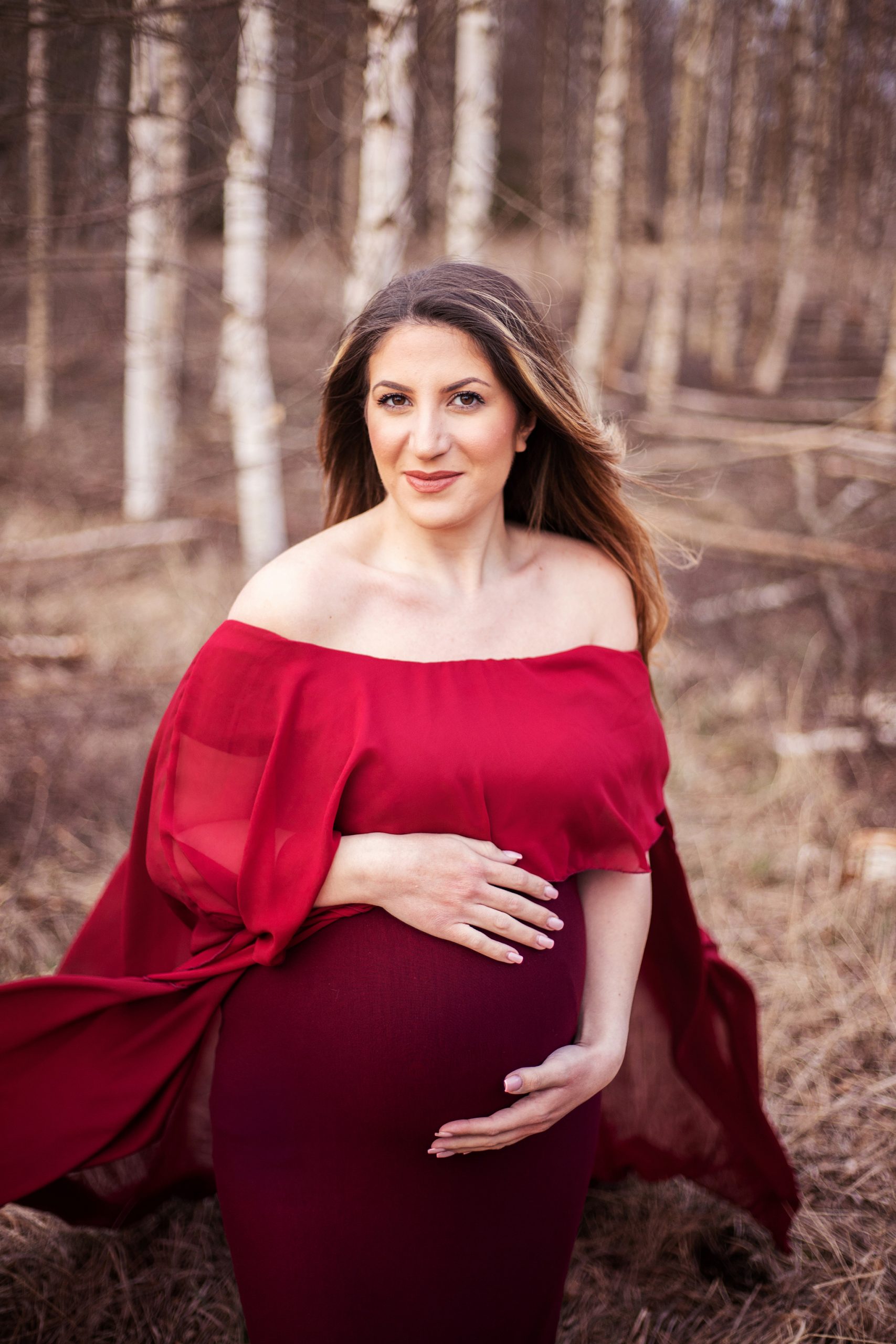 gravidfotografering i västeråsskogen med röd mii estilo klänning