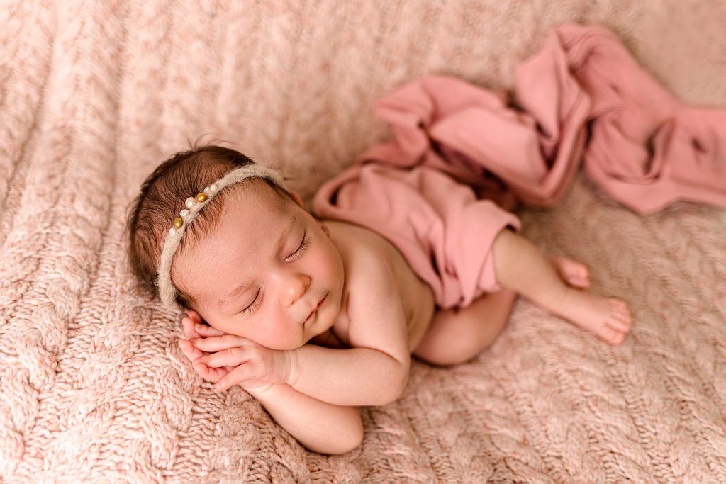 nyföddfotografering i rosa