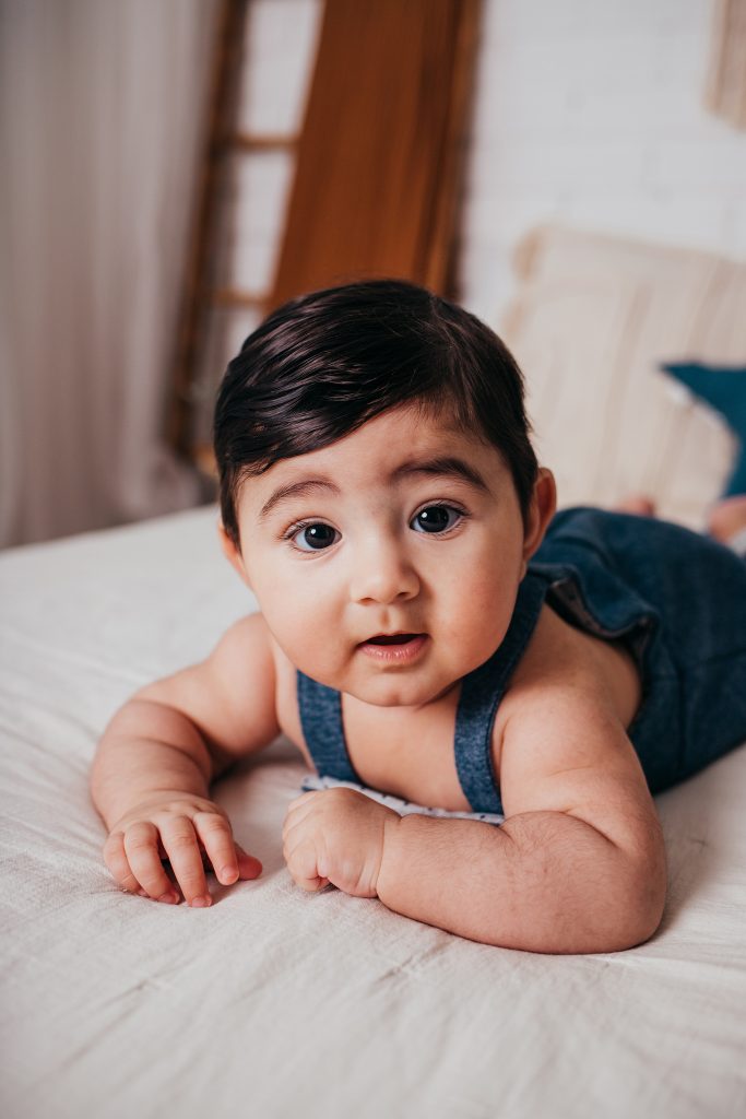 barnfotografering med bebisfoto i studio vid 6 månader